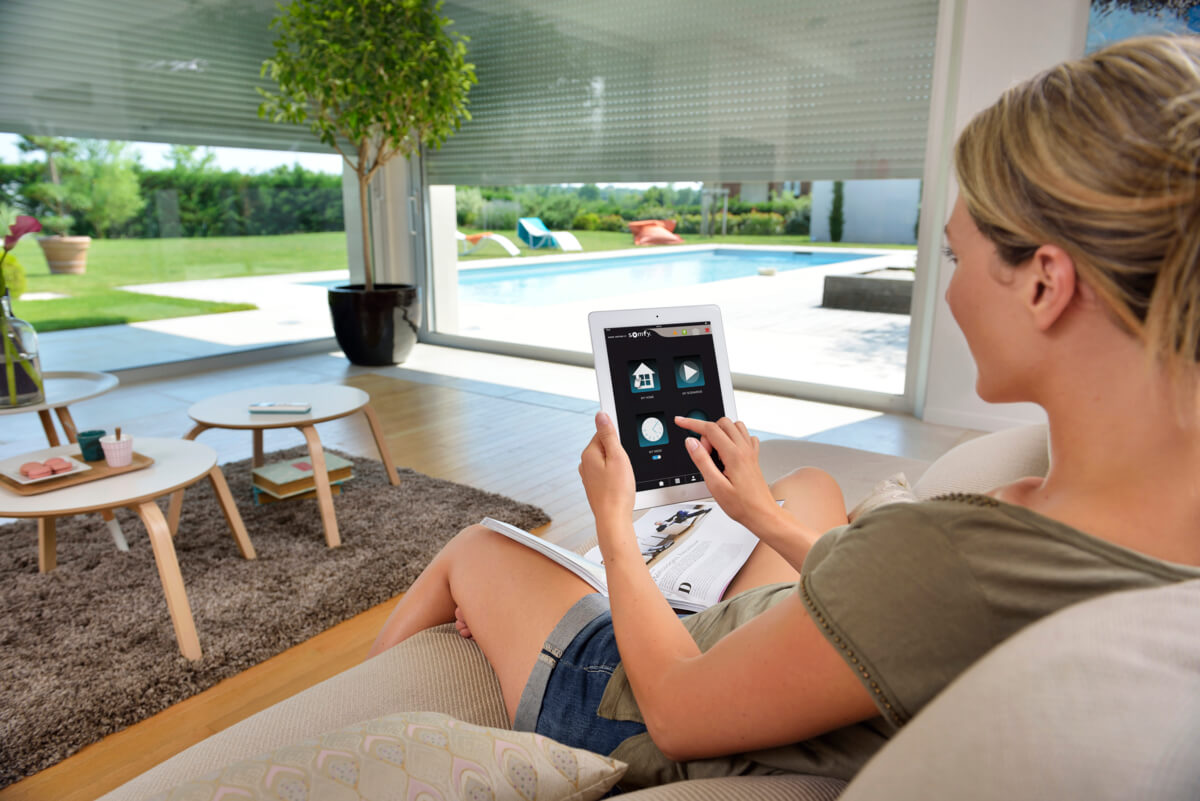 Inteligentny Dom z
TaHoma Premium to internetowy menadżer instalacji systemów io-homecontrol i RTS , oraz wysoko wydajna centrala sterująca inteligentne domy przyszłości.
Dzięki zaawansowanej technologii teleinformatycznej dostają Państwo produkt, którego zadaniem jest ułatwienie w codziennych domowych czynnościach, nie będąc nawet w domu.System jest tak stworzony, żeby bez trudu z pomocą kliku ruchów palców na smartfonie czy tablecie, można było sterować wszystkim urządzeniami domowymi , które wyposażone są w system io-homecontrol czy Radio Technology Somfy , bez względu na fakt gdzie się znajdujemy. W tym celu została stworzona specjalna aplikacja, którą wyróżnia prosty i przyjazny dla użytkownika interfejs do zarządzania, zgodny z wieloma protokołami komunikacji radiowej.
TaHoma Premium to przede wszystkim:
Prosty sposób na ułatwianie sobie życa:
Ochrona przed włamaniem:
Oszczędność energii:
Jeden system steruje wszystkim:
Firma Rol-Dom jest autoryzowanym przedstawicielem firmy Somfy w zakresie doradztwa i instalacji sytemu inteligentnego domu TaHoma Premium i posiada prawo do posługiwania się logo TaHoma Dealer.
Zdjęcie przedstawia zastosowanie produktu <b></b>TaHoma Premium